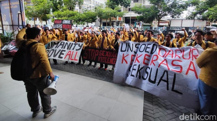 Sejumlah mahasiswa FISIP Unsoed Purwokerto menggelar aksi di halaman kantor Dekanat kampus setempat, Senin (28/7/2025).
