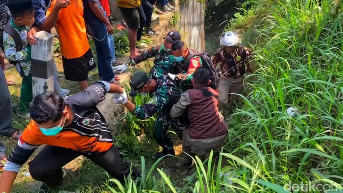Sejumlah petugas gabungan mengevakuasi jasad korban dari semak-semak di bawah jembatan. Jenazah ditemukan oleh pemulung dan menggegerkan warga sekitar.