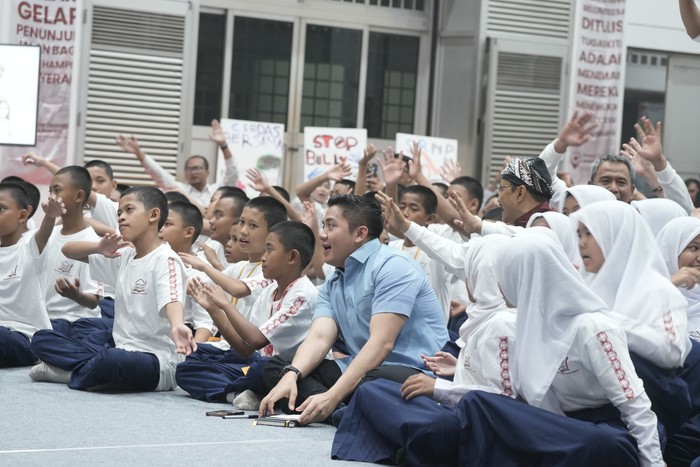 Sekretaris Kabinet Letkol Teddy Indra Wijaya menyaksikan pentas seni gabungan yang digelar Sekolah Rakyat Menengah Pertama (SRMP) 10 Bogor, pada Minggu (27/7) malam.