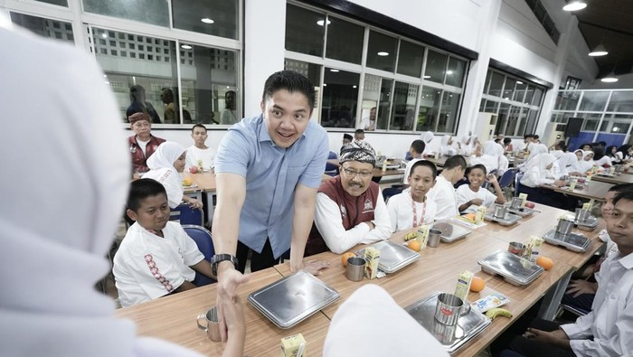 Sekretaris Kabinet Letkol Teddy Indra Wijaya mengunjungi Sekolah Rakyat Menengah Pertama (SRMP) 10 di Cibinong Bogor