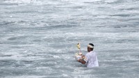 Kembalinya pelaksanaan upacara ini setelah 30 tahun tidak hanya menjadi momen penting bagi keluarga besar puri, tetapi juga menjadi simbol pelestarian nilai-nilai budaya dan spiritualitas Bali yang terus hidup dari generasi ke generasi. ANTARA FOTO/Nyoman Hendra Wibowo
