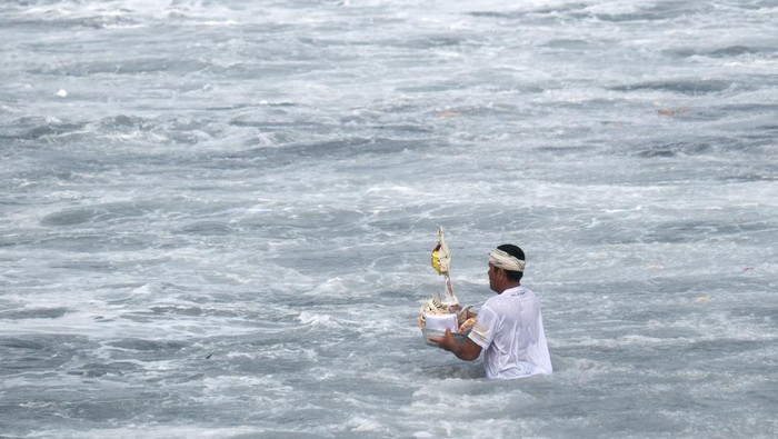 Umat Hindu membawa sarana upacara saat rangkaian upacara Baligia Bukhur di Pantai Masceti, Gianyar, Bali, Senin (28/7/2025). Upacara yang digelar Puri Saren Kangin Keramas tersebut dilakukan setelah upacara pelebon atau ngaben berskala besar terhadap tokoh puri setempat yang terakhir kali dilaksanakan pada tahun 1995 itu untuk penyucian terhadap roh leluhur atau keluarga yang telah meninggal dunia supaya mendapatkan tempat yang lebih baik di alam baka. ANTARA FOTO/Nyoman Hendra Wibowo