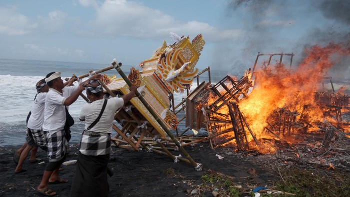 Setelah 30 Tahun, Puri Saren Kangin Kembali Gelar Baligia Bukhur Umat Hindu membawa sarana upacara saat rangkaian upacara Baligia Bukhur di Pantai Masceti, Gianyar, Bali, Senin (28/7/2025). Upacara yang digelar Puri Saren Kangin Keramas tersebut dilakukan setelah upacara pelebon atau ngaben berskala besar terhadap tokoh puri setempat yang terakhir kali dilaksanakan pada tahun 1995 itu untuk penyucian terhadap roh leluhur atau keluarga yang telah meninggal dunia supaya mendapatkan tempat yang lebih baik di alam baka. ANTARA FOTO/Nyoman Hendra Wibowo