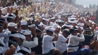 Upacara ini menjadi bagian penting dalam tradisi Hindu Bali sebagai bentuk penyucian roh leluhur atau anggota keluarga yang telah meninggal dunia, agar mendapatkan tempat yang lebih baik di alam baka. ANTARA FOTO/Nyoman Hendra Wibowo