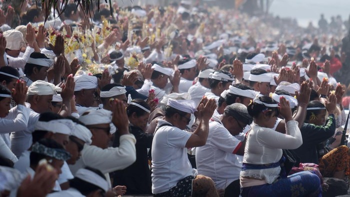 Umat Hindu membawa sarana upacara saat rangkaian upacara Baligia Bukhur di Pantai Masceti, Gianyar, Bali, Senin (28/7/2025). Upacara yang digelar Puri Saren Kangin Keramas tersebut dilakukan setelah upacara pelebon atau ngaben berskala besar terhadap tokoh puri setempat yang terakhir kali dilaksanakan pada tahun 1995 itu untuk penyucian terhadap roh leluhur atau keluarga yang telah meninggal dunia supaya mendapatkan tempat yang lebih baik di alam baka. ANTARA FOTO/Nyoman Hendra Wibowo