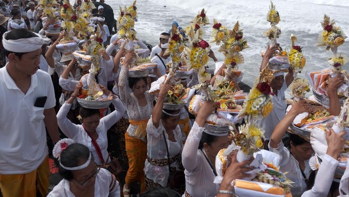 Umat Hindu membawa sarana upacara saat rangkaian upacara Baligia Bukhur di Pantai Masceti, Gianyar, Bali, Senin (28/7/2025). Upacara yang digelar Puri Saren Kangin Keramas tersebut dilakukan setelah upacara pelebon atau ngaben berskala besar terhadap tokoh puri setempat yang terakhir kali dilaksanakan pada tahun 1995 itu untuk penyucian terhadap roh leluhur atau keluarga yang telah meninggal dunia supaya mendapatkan tempat yang lebih baik di alam baka. ANTARA FOTO/Nyoman Hendra Wibowo