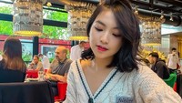 Berlibur ke Turki, Gracia menyempatkan diri mampir ke restoran milik Salt Bae yang terkenal. Setelah puas makan steak, ia membagikan potret pistachio baklava yang dipilih sebagai hidangan penutup pada Instagramnya. Foto: Instagram/@jkt48gracia