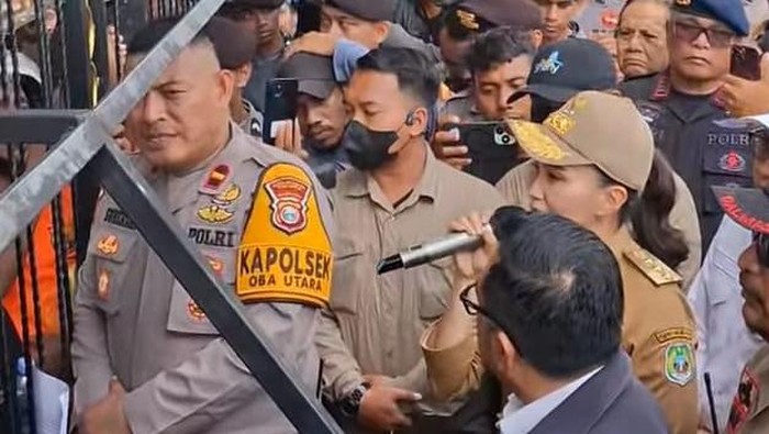 Gubernur Maluku Utara Sherly Tjoanda menemui massa aksi yang menuntut pemekaran Sofifi sebagai daerah otonomi baru (DOB).