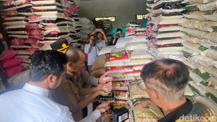 Polres Karangasem bersama instansi terkait saat melakukan sidak beras oplosan ke pedagang di Pasar Amlapura Timur, Senin (28/7/2025).