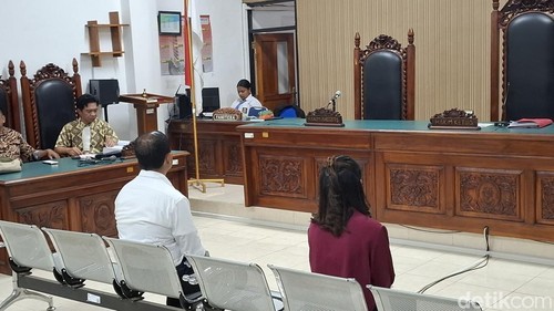 Terdakwa eks Kapolres Ngada Kapolres Ngada, Fajar Widyadharma Lukman Sumaatmaja dan Stefani Rehi Doko Rehi, saat tiba di ruang sidang PN Kelas 1A Kupang, NTT, Senin (28/7/2025).