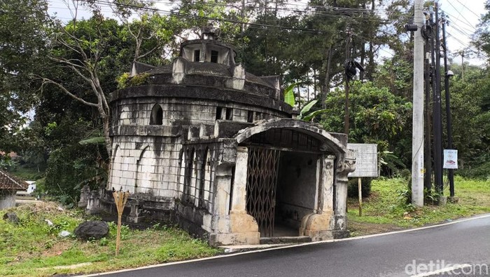 Situs Makam Van Beek Cigugur Kuningan