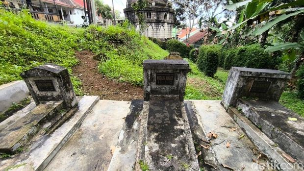 Situs Makam Van Beek Cigugur Kuningan