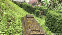 Di sekitar bangunan Van Beek terlihat sebuah taman kecil yang dipenuhi dengan tanaman hias dan rerumputan yang hijau. Di area taman juga terdapat lima makam kuno dengan kondisi makam yang sudah pudar dan berlumut. 