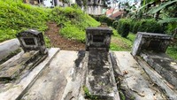 Deretan makam kuno masa di sekitar situs makam Van Beek