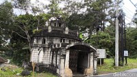 Di bagian depan bangunan terdapat sebuah pintu masuk pagar besi dengan kondisi besi yang sudah berkarat. Meski lokasinya di samping jalan, namun, ketika memasuki area bangunan, suasana menjadi sedikit gelap.