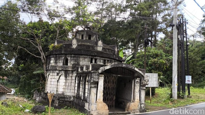 Situs Makam Van Beek di Kabupaten Kuningan.