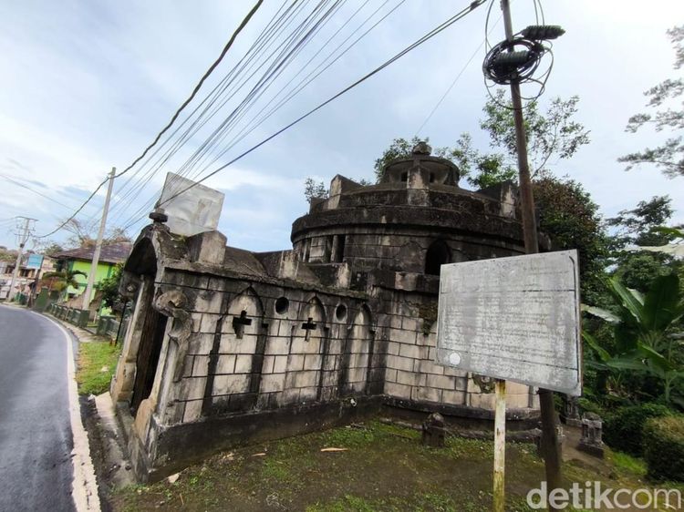 Potret Situs Makam Van Beek yang Bersejarah di Kuningan