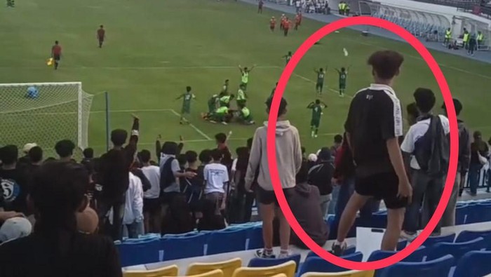 Salah satu supoerter (dilingkari merah) pelaku pelemparan ke dalam lapangan saat laga Piala Soeratin U-17 antara Persebaya vs Persela di Stadion Surajaya