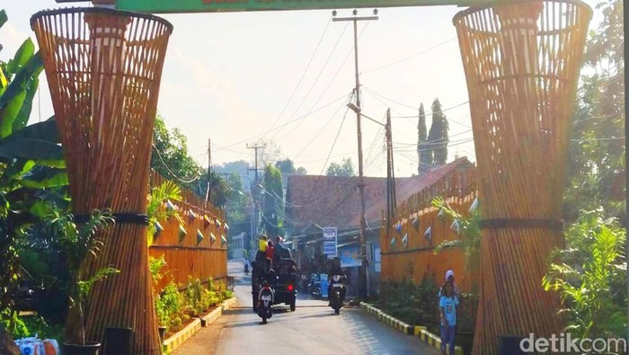Suasana Gapura di Desa Cipejeuh Kulon