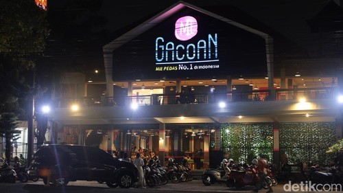 Suasana gerai Mie Gacoan di Jalan Teuku Umar Barat, Denpasar, Bali, Senin (28/7/2025). (Foto: Aryo Mahendro/detikBali)