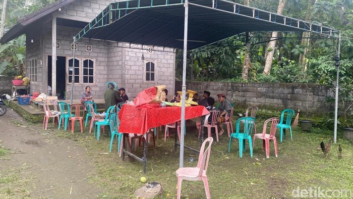 Suasana rumah duka di wilayah Banjar Dinas Bengkel, Desa Antiga Kelod, Kecamatan Manggis, Karangasem, Bali, Senin (28/7/2025). (Foto: I Wayan Selamat Juniasa/detikBali)