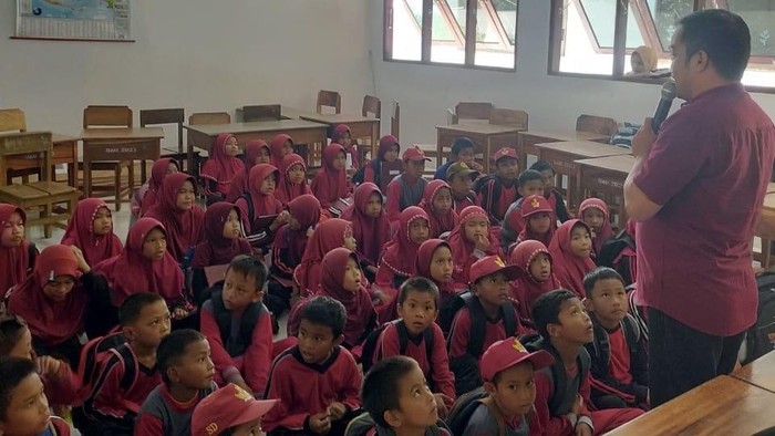 Susana belajar di kelas jauh SD Inpres Kalosi Kabupaten Pinrang.