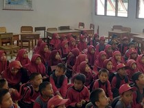 Siswa SD di Pinrang Jalan Kaki 5 Km ke Sekolah gegara Jalan Rusak