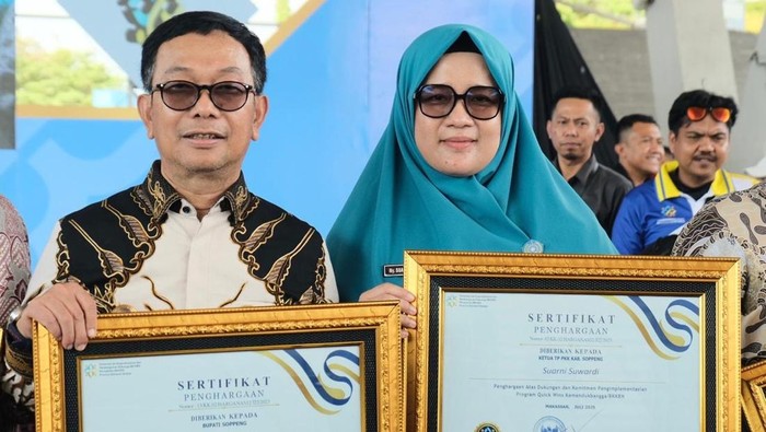 Bupati Soppeng Suwardi Haseng dan Ketua TP PKK Soppeng Suarni Suwardi.