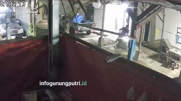 Tangkapan layar aksi pencurian di rumah warga Bogor (dok. Istimewa)