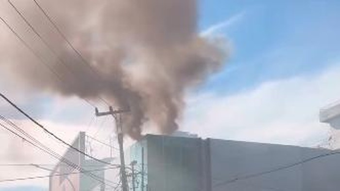 Tangkapan layar kebakaran di Rumah Makan Mas Daeng di Jalan Arief Rate Makassar.