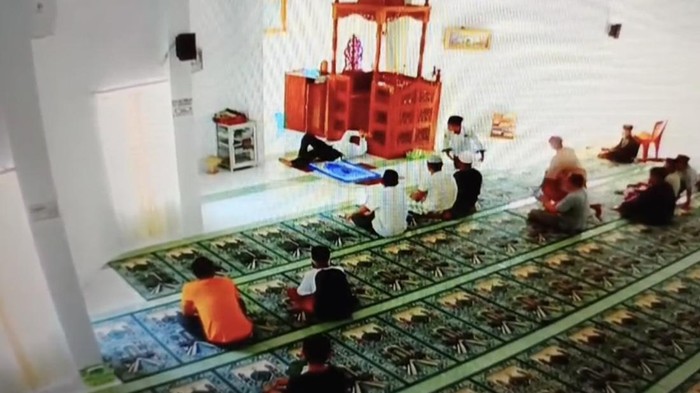 Tangkapan layar Penyuluh KUA Lalabata, Kemenag Soppeng, meninggal saat memberikan ceramah di masjid.