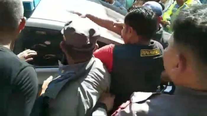 Tangkapan layar saat polisi mengamankan kedua pasangan selingkuhan di Pampang Makassar.