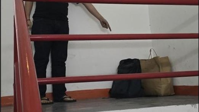 Tas diplomat Kemlu yang tewas di kos Menteng, Jakpus, ditemukan di tangga menuju rooftop gedung Kemlu.