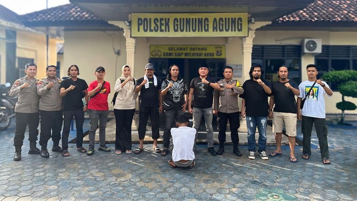 Tersangka diamankan oleh tim gabungan.