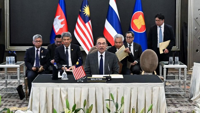 Malaysias Prime Minister Anwar Ibrahim speaks as he takes part in mediation talks on the Thailand–Cambodia border conflict between Cambodias Prime Minister Hun Manet and Thailands acting Prime Minister Phumtham Wechayachai, in Putrajaya, Malaysia July 28, 2025.    Mohd Rasfan/Pool via REUTERS