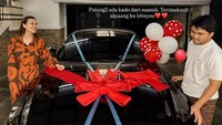 Pulang-pulang ada kado dari suami, terima kasih sayangku, love you, tulis Aaliyah Massaid dilihat di Instagram Stories miliknya dilihat detikcom, Senin (28/7/2025). Foto: dok instagram @thariqhalilintar