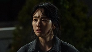 Di episode sebelumnya, anak-anak yatim-piatu tahu fakta mengerikan soal sistem refund yang brutal. Kim A Hyeon (Won Jin Ah) gak mau tinggal diam. (Foto: dok. ENA)