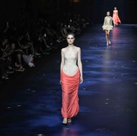 Palet warna dalam koleksi ini mencakup hitam, putih, biru tua, emas, perak, coral, dan kuning, dituangkan ke dalam bahan-bahan seperti jacquard, sifon, crepe, hingga tulle. Siluet arsitektural tampil kokoh dan eksperimental melalui permainan pecah pola, layering, transparansi, serta detail 3D dari draping. (Foto: Pradita Utama/detikcom)