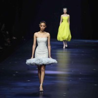 Ornamen utama berupa ilustrasi rasi bintang, motif galaksi, dan pola sidik jari dari susunan beads menjadi aksen kuat yang menggambarkan semangat koleksi ini. (Foto: Pradita Utama/detikcom)