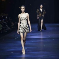 Keahlian bordir dan teknik aplikasi manik-manik yang presisi menegaskan tingkat savoir-faire label ini. (Foto: Pradita Utama/detikcom)