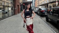 Melihat dari akun Instagram pribadinya, Tiara Andini tampil all out saat menonton konser BLACKPINK di New York, Amerika Serikat, akhir pekan kemarin. Dia percaya diri foto di trotoar jalanan dengan outfit monokrom dan dipadu merah marun. Foto: dok. Instagram @tiaraandini