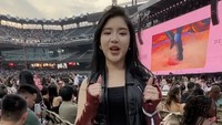 Tiara dengan outfit ala K-Pop edgy berjoget dengan latar panggung konser BLACKPINK. Foto: dok. Instagram @tiaraandini