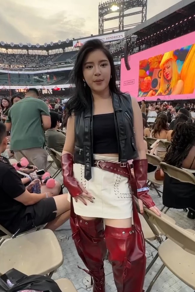 BLACKPINK baru saja merampungkan tur konser bertajuk DEADLINE di Amerika Serikat, dengan New York sebagai pemberhentian terakhir, Minggu (27/7/2025). Sebagai BLINk sejati, Tiara Andini pun menyusul Jennie, Rose, Jisoo dan Lisa ke Negeri Paman Sam. Foto: Instagram/@tiaraandini