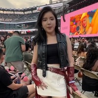 BLACKPINK baru saja merampungkan tur konser bertajuk DEADLINE di Amerika Serikat, dengan New York sebagai pemberhentian terakhir, Minggu (27/7/2025). Sebagai BLINk sejati, Tiara Andini pun menyusul Jennie, Rose, Jisoo dan Lisa ke Negeri Paman Sam. Foto: Instagram/@tiaraandini
