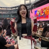 Tiara tampil total dengan outfit heboh dan edgy. Dia memadukan warna hitam, beige dan merah marun dalam gaya busananya. Foto: Instagram/@tiaraandini