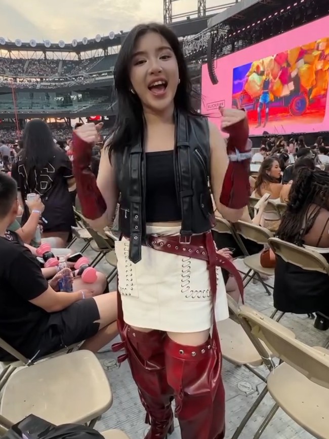 Tiara tampil total dengan outfit heboh dan edgy. Dia memadukan warna hitam, beige dan merah marun dalam gaya busananya. Foto: Instagram/@tiaraandini
