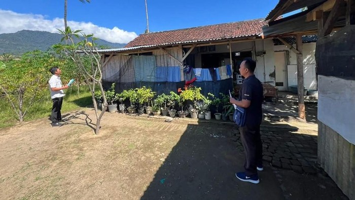 Tim Dinas Perkimta Buleleng melakukan verifikasi bantuan penanganan RTLH untuk 2026. (Dok. Pemkab Buleleng)