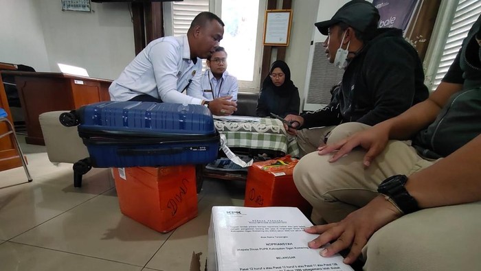 Tim Jaksa Penuntut Umum KPK serahkan berkas empat tersangka supaya proyek Pokir DPRD OKU