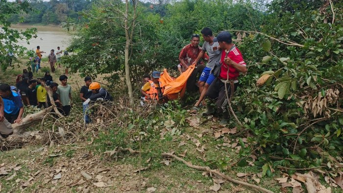 Tim SAR melakukan evakuasi remaja tenggelam di Sungai Batanghari, Tebo, Jambi