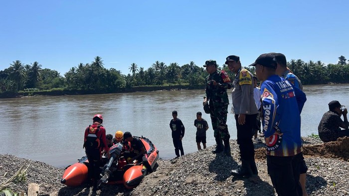 Tim SAR melakukan pencarian 2 pekerja yang masih hilang usai terjatuh dari jembatan Sungai Sampaga, Mamuju.